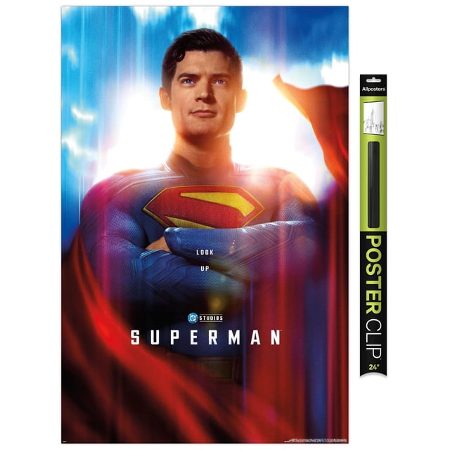 DC Studios Superman (2025) - Affiche Murale Gros Plan d'Une Feuille Représentant un Gros Plan Centré et Orienté vers l'Avant de Superman Portant une Tenue Texturée Bleue avec un Emblème « S » Rouge et Jaune et une cape Rouge Fluide sur un Fond de Ciel Lumineux avec le Texte « Style Up » et « Superman », Convient à la Déco Murale.