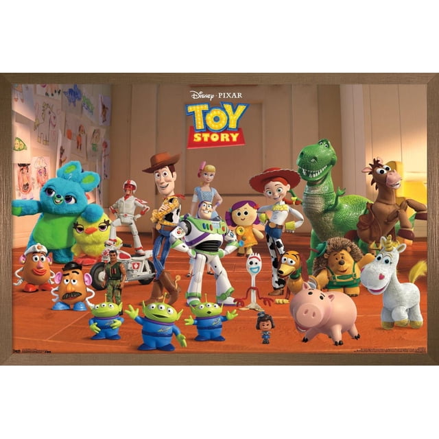 Disney Pixar Toy Story 4 - Affiche Murale Collage, 22,375 Pouces x 34 Pouces Encadrée Mettant en Vedette un Collage de Personnages de Histoire de jouets Incluant Woody, Buzz Lightyear, Jessie, Rex, Bullseye, Hamm, Slinky Dog, Mr. Potato Head, Trois Extraterrestres Verts, Forky et Autres sur un Plancher de Bois avec un Mur à Panneaux beige et des Dessins pour Enfants à Gauche, avec une Finition Satinée de Qualité Supérieure Idéale pour la Déco de la Maison et les Chambres d'Enfants