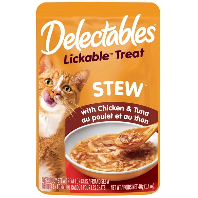 Hartz Delectables Ragoût Léchable Friandise Humide pour Chat Poulet et Thon Pochette de 40 g avec un Chat orange et Blanc Se Léchant les Lèvres à Côté d'Un Bol de Ragoût de Poulet et de Thon Tendre dans une Riche sauce, avec Texte Bilingue Anglais et Français sur une Pochette orange.