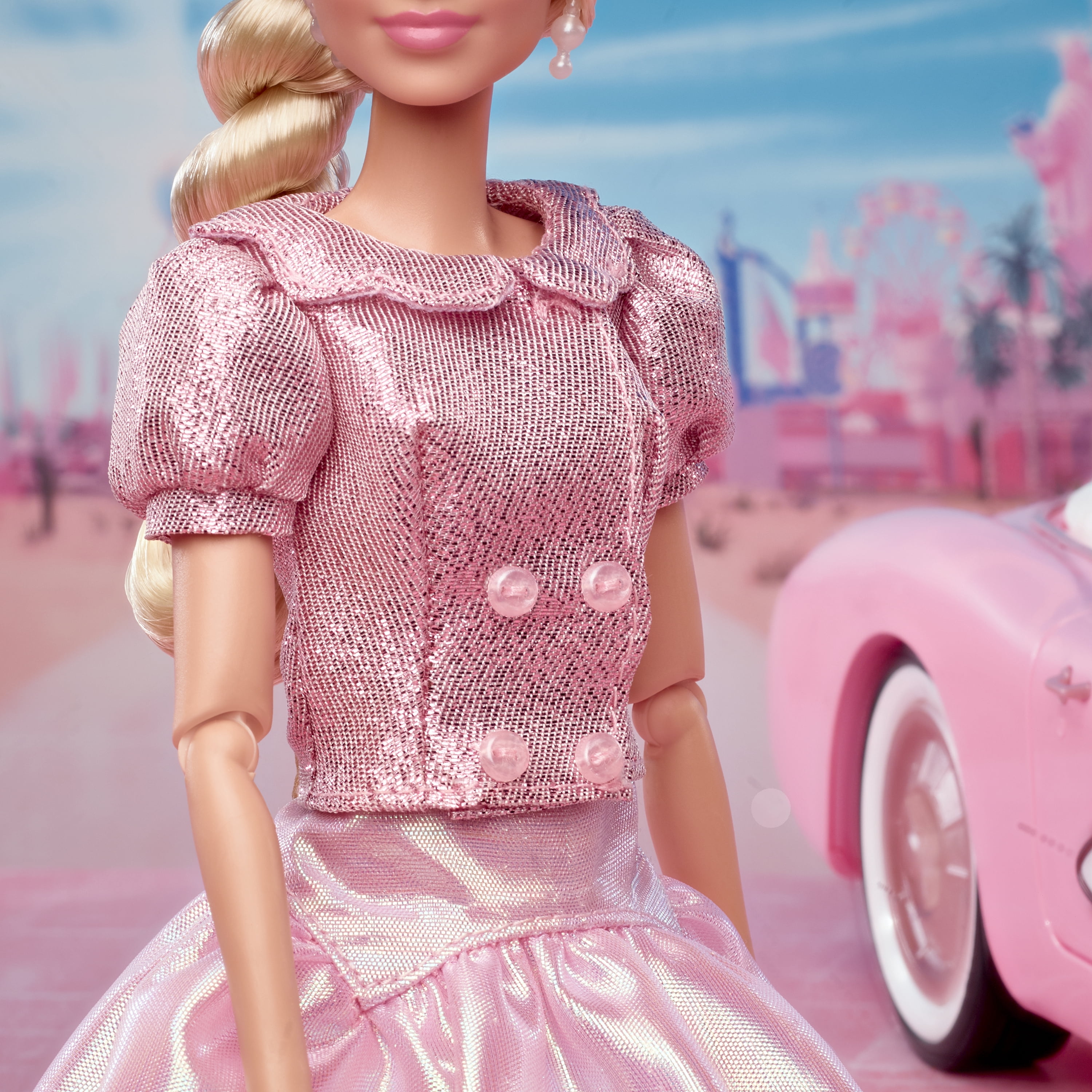 Barbie Poupée Barbie à collectionner inspirée du film Barbie avec Margot Robbie, avec une tenue composée d’un chemisier et d’un tutu roses, une coiffure emblématique et des bijoux assortis