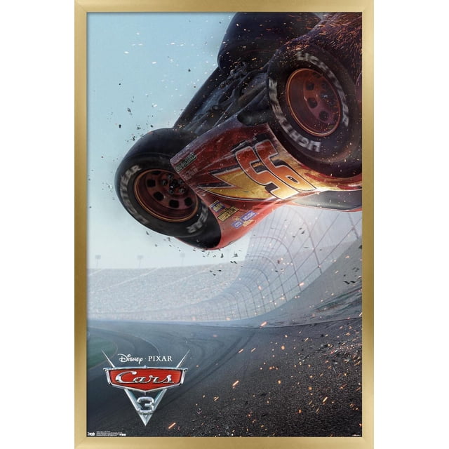 Disney Pixar Les Bagnoles 3 - Affiche Murale d'Une Feuille, 22,375 Po x 34 Po Montrant une Voiture de Course Rouge avec le Numéro 95 Se Retournant sur un Piste de Course avec Étincelles et Débris en Vol, sur Fond de Ciel Bleu Pâle et de Stade, Idéale pour la Décoration de Chambre d'Enfant Ou de Fête.
