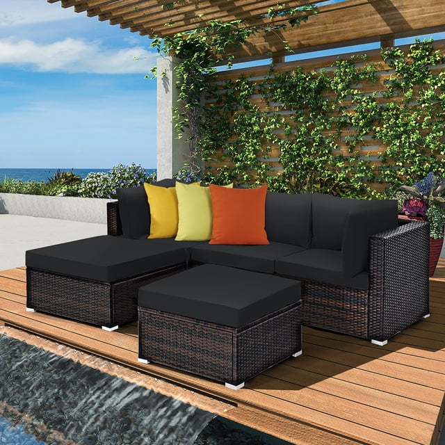 Costway Ensemble de Mobilier de Terrasse en Rotin 5 Pcs Ensemble Sectionnel de Conversation Ottoman Table Noir. Cet Ensemble Sectionnel d'Extérieur 5 Pcs Comprend 2 Canapés d'Angle, 1 sofa Sans Accoudoirs et 2 ottomans, Tous Conçus avec un Cadre en Acier Robuste et un Rotin PE Tressé à la Main. l'Ensemble Comprend des Coussins Noirs avec des Housses en polyester Amovibles pour un Nettoyage Facile. les ottomans Peuvent Servir de tables à Café en Enlevant les Coussins. Conçu pour la Flexibilité, les Pièces Modulaires Peuvent Être Disposées selon Diverses Aménagements pour Convenir aux patios, Jardins Ou porches