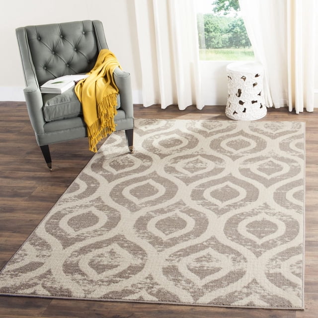 SAFAVIEH Amsterdam Tapis Géométrique à Silex Mettant en Vedette un Motif Géométrique tribal beige et taupe sur un Poil Synthétique durable, Posé sur un Plancher de Bois Franc dans une Pièce Lumineuse avec un Fauteuil Gris Drapé d'Un Jeté Jaune et un Tabouret de Jardin en Céramique Blanc, Convenant à un décor d'Accent Rustique Chic.