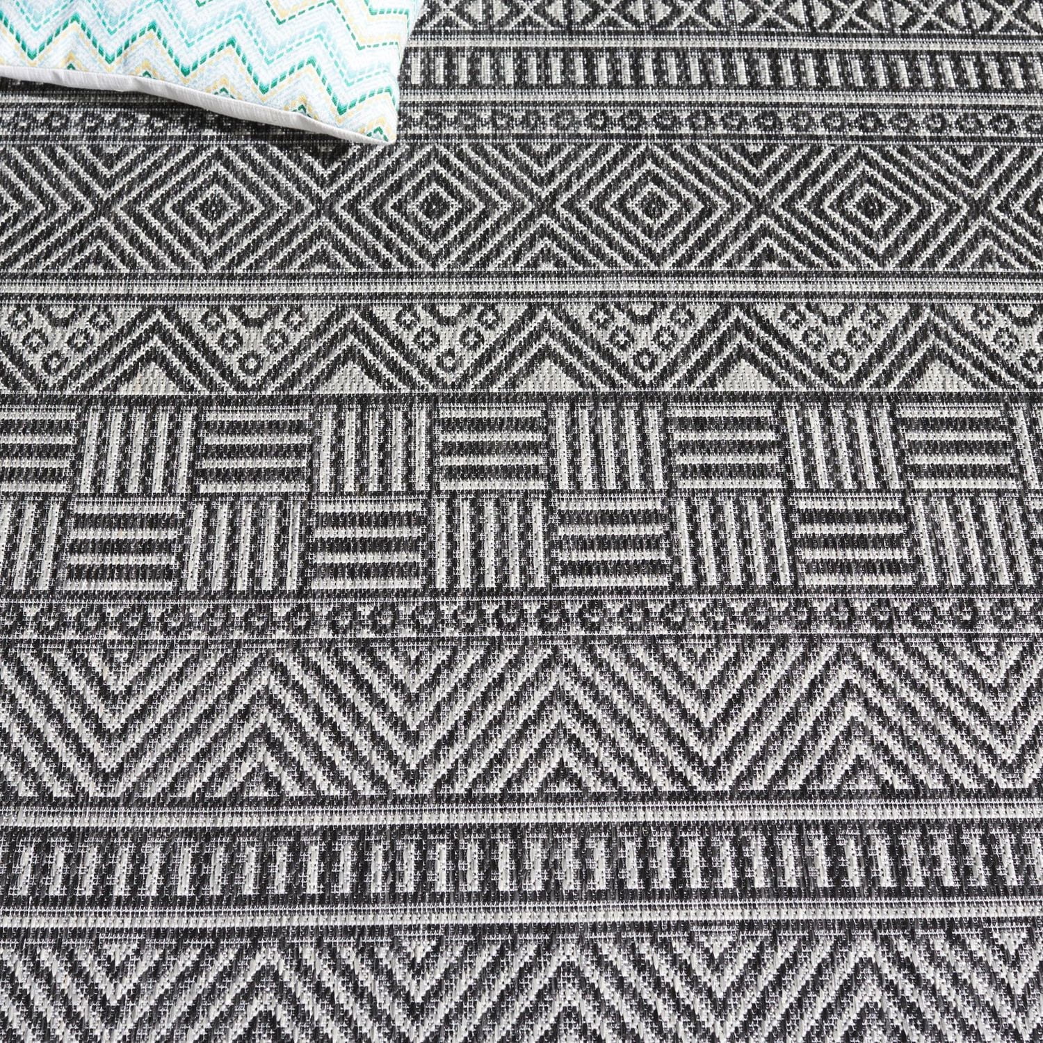 SAFAVIEH Beach House Jolanta Geometric Indoor/Outdoor Area Rug