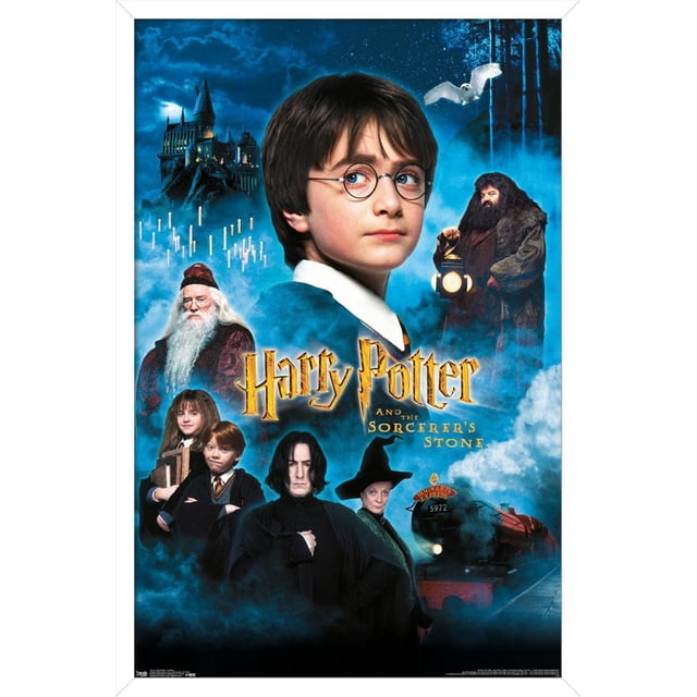 Harry Potter et la Pierre du Sorcier - Bougies Affiche Murale d'Une Feuille Mettant en Vedette un collage de Personnages avec le Château de Poudlard Éclairé sur une Falaise, des Bougies Flottantes, un Hibou Blanc en Vol et le train à Vapeur du Poudlard, sur un Ciel Nocturne Bleu Brumeux, Convient pour Décorer des Chambres, des Bureaux Ou des Fêtes à Thème.