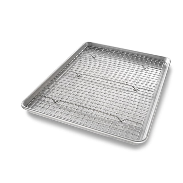 USA Pan Ensemble de Plaque et Grille Antiadhésives Demi-Plaque, 13 Pouces x 18 Pouces, Comprenant une Plaque de Cuisson en Acier Aluminisé Robuste avec Revêtement en silicone Antiadhésif et une Grille de Refroidissement en Fil d'Acier avec Fini Antiadhésif. l'Ensemble Comprend une Plaque de 17.75 x 12.75 x 11.625 x 0.56 Pouces, Conçue pour une Cuisson Uniforme et un Refroidissement Uniforme. la Grille s'Ajuste Sans Couture à l'Intérieur de la Plaque et Comprend six Pieds Surélevés pour une Circulation d'Air Optimale.