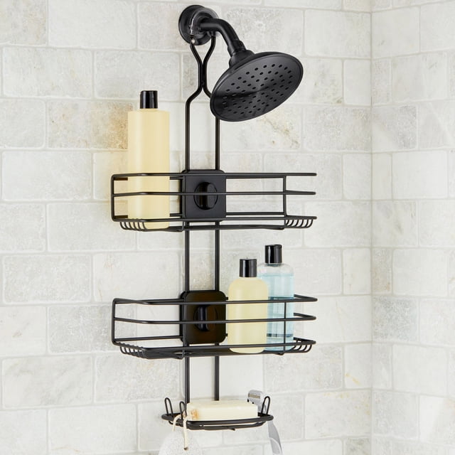 Better Homes & Gardens Panier de Douche Noir à 4 Positions Réglables, en Acier, Monté sur une Pomme de Douche Noire dans une Douche Légère à Carreaux de Pierre. le Panier en Acier Résistant à la Rouille Comprend Deux Tablettes en Fil Ajustables pour Contenir des Bouteilles de Shampoing et de Gel pour le Corps, Rangement Inversé pour Bouteilles, un Porte-Savon avec Savon, et des Crochets pour Rasoirs et Débarbouillettes. Son Mécanisme à Verrou Offre une installation Facile et Sécuritaire et un Rangement Personnalisable.