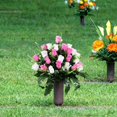 thumbnail image 4 of Belles Fleurs de Cimetière en Soie de Compassion - Bouquet de Lys Rouges, Marguerites Blanches et Roses Rouges, 4 of 4