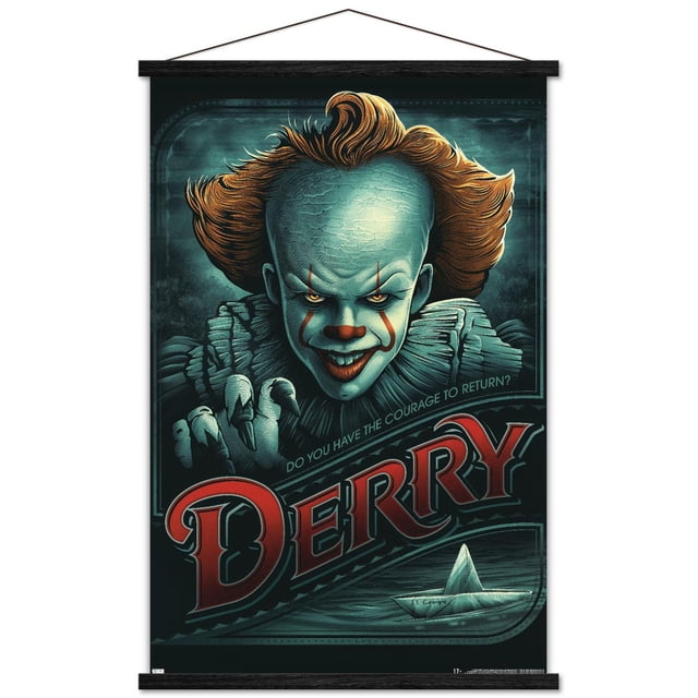 IT - Pennywise Derry Affiche Murale, 14,725 Pouces x 22,375 Pouces Encadrée, Représentant Pennywise le clown aux Cheveux orange Vif et un Col à Volants sur un Fond Texturé Bleu Sarcelle Foncé. l'Affiche Présente un Grand Texte Rouge « Derry » et la phrase « Avez-Vous le courage de Revenir? » au-Dessus, avec un Petit Bateau en Papier Flottant sur l'Eau en Bas à Droite. l'Affiche Encadrée a des Cintres en Bois Noirs en Haut et en Bas et une Corde