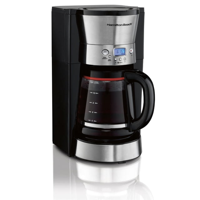 Hamilton Beach Cafetière à Filtre Programmable 12 Tasses avec Carafe en Verre Noire et en Acier Inoxydable, Dotée d'Une Horloge LCD Numérique, de Boutons de Puissance d'Infusion et de Maintien au Chaud, et d'Une Carafe en Verre avec Poignée de Versement Sans Filtre et Repères de Mesure de 12 Tasses.