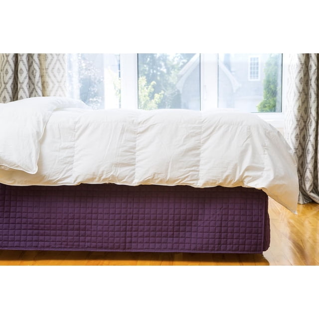 Gouchee Home Jupe de Lit Grand à Carreaux en Microfibre Brossée Violette Matelassée, 76x80x14 Pouces, Montrée sous une Couette Blanche sur un Cadre de Lit avec un Ajustement sur Mesure et un Motif à Carreaux, dans une Chambre Lumineuse avec des Planchers de Bois Franc et des Rideaux à Motifs, Idéale pour Rehausser l'Esthétique du Lit Grand.