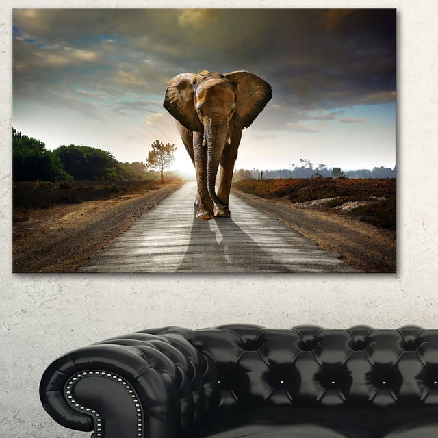 Design Art Impression d'Art sur Toile de Photographie d'Éléphant Marcheur Simple Montrant un Éléphant Centré Marchant sur une Route Pavée au Coucher du Soleil avec de Longues Ombres, Imprimée sur Toile de Coton Enveloppée pour Galerie, Prête à Accrocher Art Mural pour la Déco de la Maison et Impressions sur Toile