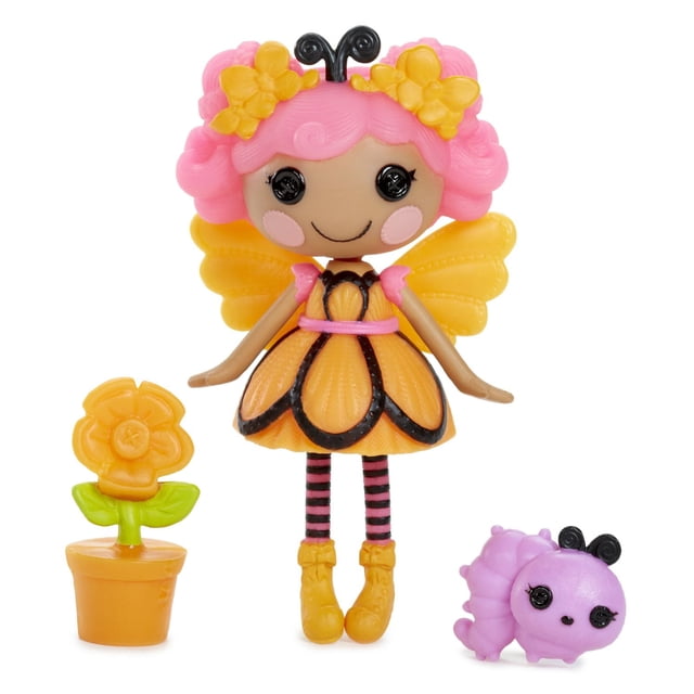 Lalaloopsy Minis™ Mona Arch Wings™ Poupée aux Cheveux Bouclés Roses Décorée de Pinces Papillon Jaunes, Portant une Robe à Thème Papillon orange avec Garniture Noire et Manches Roses, Ailes Jaunes, Collants Rayés Roses et Noirs, et Bottes Jaunes, Accompagnée d'Un pot de Fleurs Jaune et d'Un Jouet Chenille Violette pour Animal de Compagnie, Idéale pour les Présentations de Poupées de Collection et le Jeu Imaginatif.