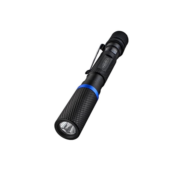 Police Security Cavalier 2AAA Flashlight Vue Inclinée d'Un Stylo-Lumière Noir compact avec Prise Texturée, Anneau d'Accent Bleu, Pince-Ceinture et Objectif LED, Offrant une Luminosité de 100 lumens et jusqu'à 4,5 Heures d'Autonomie, Convient au camping et à l'Utilisation Extérieure.