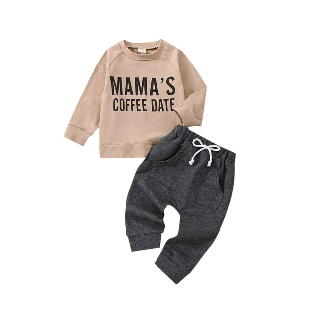 Gupgi Ensembles d'Automne pour Tout-Petit Garçon, Ensemble 2 Pcs Incluant un Chandail à Col Rond camel avec Imprimé de Lettres « Mama's Coffee Date » et un Pantalon Gris Foncé à Taille Élastique avec Poches. Conçu pour les Tout-Petits Garçons de 3 Mois à 3 Ans, Cette Tenue d'Automne Décontractée Est Fabriquée en Mélange de Coton Respirant.