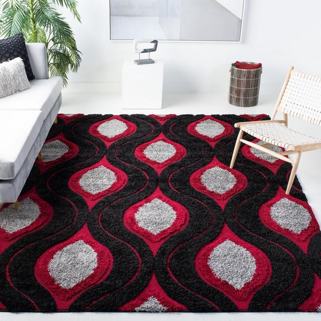 Safavieh Florida Tapis Shag à Tourbillons Géométriques Declan avec texture Shag Pelucheuse et Motifs de Tourbillons Géométriques Noirs, Rouges et Gris, Conçu comme un Tapis d'Accent dans un Salon Moderne avec un sofa Gris, une Chaise Tissée et des Murs Blancs.