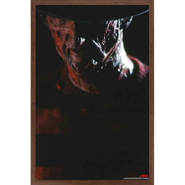 Un Cauchemar sur Elm Street - Affiche Murale Portrait de Freddy avec Cadre Magnétique, 22,375 Pouces x 34 Pouces, Montrant un Gros Plan Centré du Visage Cicatrisé de Freddy Krueger sous une fedora Sombre, Imprimée sur Papier d'Affiche Lustré aux Couleurs Vibrantes, Encadrée dans un Cadre Magnétique en Bois Foncé, Convient à la Déco Maison Ou à la Décoration de Fête à Thème.