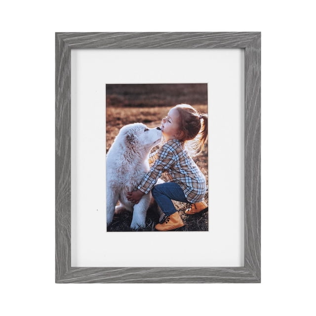 hometrends Cadre photo Gris Délavé 8x10 avec Passe-Partout 5x7 pour Galerie Présentant une photo Verticale d'Un Enfant Portant une Chemise à Carreaux, des jeans Bleus et des Bottes Jaunes, s'Agenouillant et Tenant un Chien Blanc Duveteux à l'Extérieur, Ensemble dans un Cadre Texturé Effet Bois Délavé avec Passe-Partout Blanc pour Présentation sur Table Ou Mur, Convient pour Montrer des Souvenirs de Famille Ou d'Animaux.