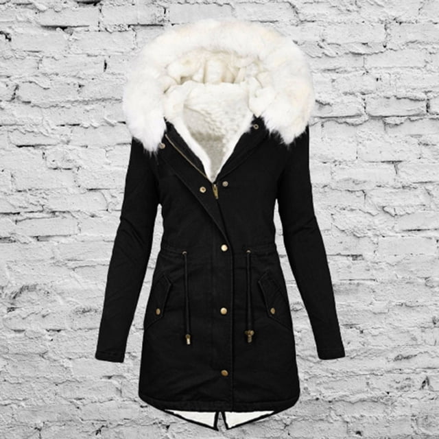 DPTALR Cardigan Long Décontracté pour Femmes, Confortable et Stylé, à Manches Longues avec Coutures, Imprimé, Manteau Long Noir avec accents Dorés, Taille à Cordon et Capuche Blanche Doublée de Fausse Fourrure. Idéal pour les Vêtements d'Extérieur Décontractés, Présenté sur un Fond de Mur de Briques Blanc Texturé.