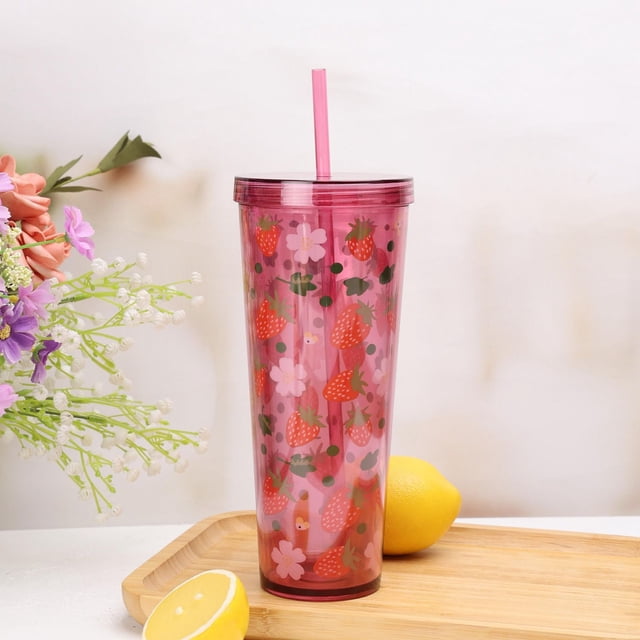 Mainstays Sipper en Acrylique Tumbler 27 Onces Rose avec insert à Motif de Fraises et de Fleurs, Doté d'Un Couvercle Sécurisé et d'Une Paille Réutilisable, Placé sur un Plateau en Bois avec Citrons et Décor floral, Convient au Rangement de Boissons et à l'Utilisation Extérieure.