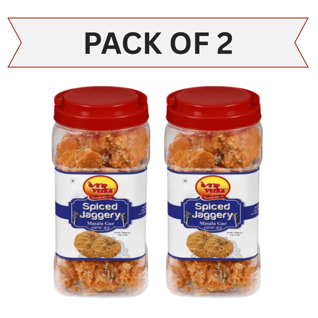 Verka Masala Gur, 1 kg, Lot de 2. Deux Pots Transparents de jaggery Épicé avec Capuchons Rouges Sécurisés, Présentant le logo Verka et « jaggery Masala Gur Épicé » Étiqueté. Chaque Pot Contient 1 kg de Sucre de Canne Non Raffiné Infusé de Fenouil, de Graines de Carvi et de Poudre de Gingembre pour une Saveur Riche et Aromatique. Idéal pour Sucrer les Thés, les desserts Ou comme Collation Épicée. Importé d'Inde.