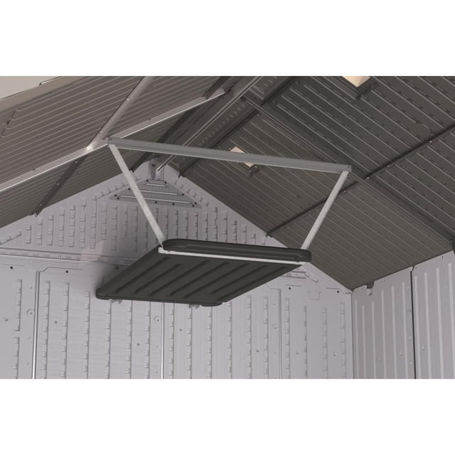 Suncast Kit d'Étagère de Panier en Résine Shed Installé à l'Intérieur d'Un Panier en Résine Plastique Shed, Montrant un Panier en Résine Noir Suspendu au Plafond Shed par un Cadre en Métal Argenté avec Bras de Soutien Inclinés, Offrant un Rangement et une Organisation Supérieurs pour Outils Ou Fournitures de Jardin.