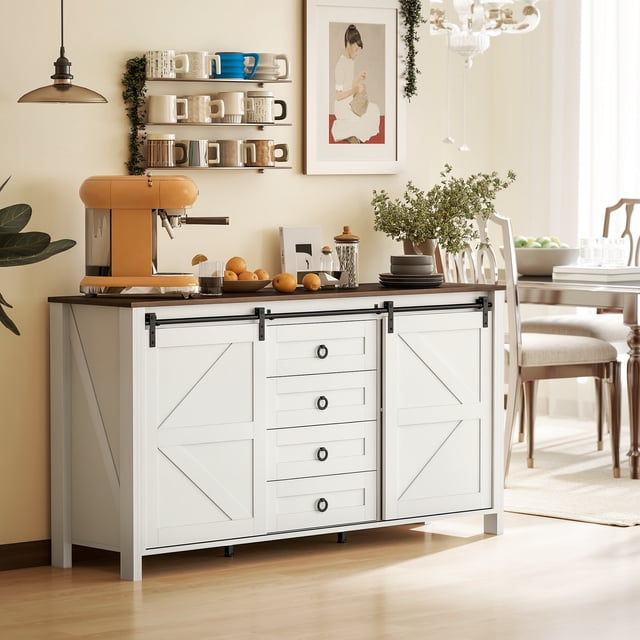 HOMCOM Buffet-Vaisselier de Style Ferme avec Portes en Blanc Crème, Conçu pour le Rangement de Cuisine Ou comme table de Buffet. Comprend des Portes de Grange Classiques, des accents Métalliques Rétro, Deux Portes Coulissantes, Quatre Tiroirs et des Tablettes Ajustables. Exposé dans une Salle à Manger Lumineuse avec des Articles de Déco comme une machine à Café, des Fruits et des Plantes sur le Dessus de table.
