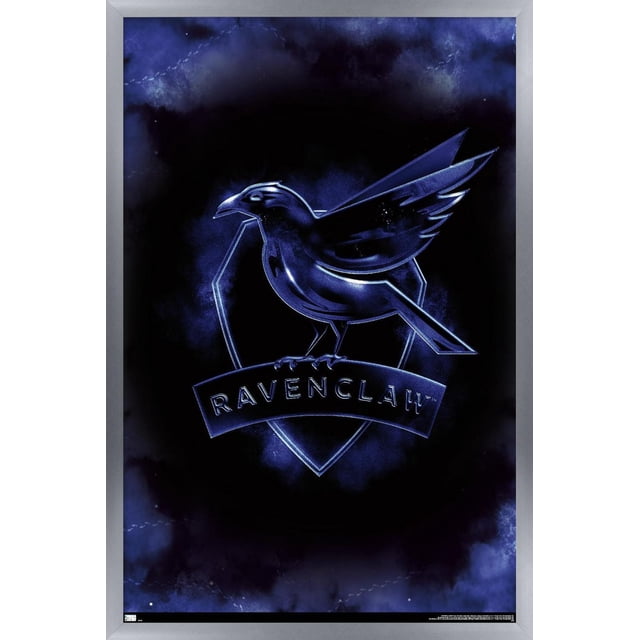 Harry Potter - Affiche Murale Magique du Crest de Serdaigle, 22,375 Po x 34 Po Présentant un Emblème de Serdaigle Bleu Perché sur un Contour de Bouclier avec le Texte « Serdaigle » Ci-Dessous, sur un Fond Bleu Fumé Foncé et Noir. Cette Affiche Lustrée Est Idéale pour la Décoration de Chambre Ou de Dortoir.