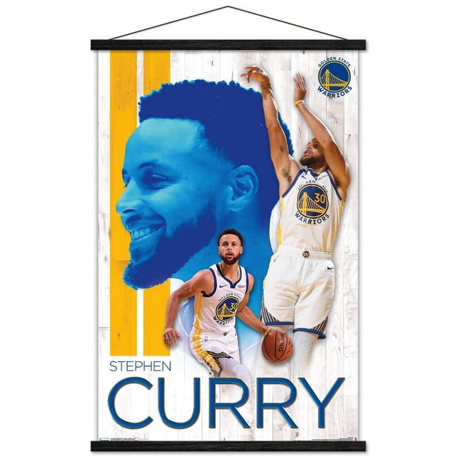 NBA Golden State Warriors - Stephen Curry 19 Affiche Murale, 22,375 Po x 34 Po Encadrée Présentant Deux poses d'Action de Stephen Curry en Uniforme Golden State Warriors Blanc Numéro 30, l'Une Dribble et l'Autre Tire un Ballon de basketball, sur Fond de Planches de Bois Blanches avec Deux Rayures Jaunes Verticales, une Grande silhouette Bleue de Tête de Curry, le logo Golden State Warriors en Haut à Droite et « Stephen Curry' text » en Bas. Cette Affiche Encadrée Convient à la Déco de Chambre à Thème Sportif Ou aux collections de Fans.