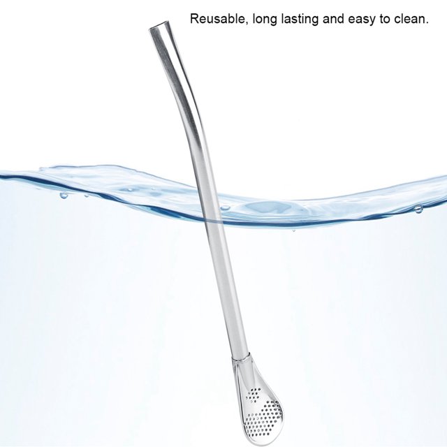 Pailles Réutilisables, Paille à Boire Pailles à Boire Droites Gobelet Longues Pailles Métalliques pour Cocktail. une Paille en Acier Inoxydable Argenté avec un design 2-en-1 Présentant une Extrémité en Forme de Cuillère avec perforations, Partiellement Submergée dans l'Eau. Durable, Écoresponsable et Résistante aux Rayures, Convient aux cocktails, Limonade, Boissons de Café Glacé et malts. un Accessoire de Vaisselle de Boisson Pratique pour la Maison Ou les Réceptions.