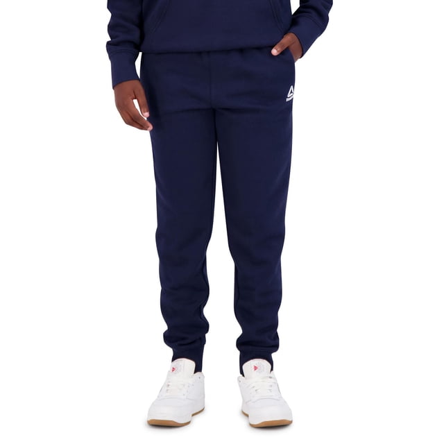 Reebok Jogger Delta pour Garçons avec Poches en Tissu Polaire Bleu Marine, Fabriqué à Partir de 80 % Coton et 20 % polyester, Doté d'Une Taille Élastique, de Poches à Fermeture Éclair Collée pour les Mains, de Poignets Côtelés aux Chevilles, et d'Un Petit logo Reebok Delta Blanc sur la Cuisse Gauche, Idéal pour une Tenue Décontractée Ou Athlétique.