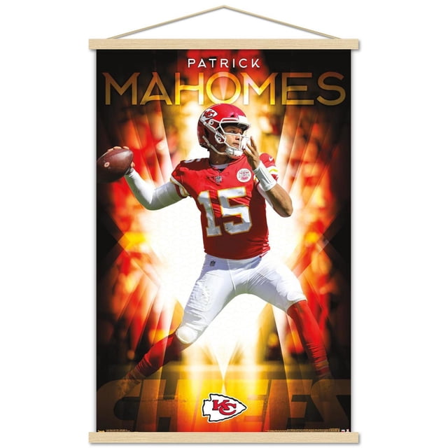 NFL Kansas City Chiefs - Patrick Mahomes II Affiche Murale 18, 22,375 Po x 34 Po Encadrée Montrant le Quart-Chef Patrick Mahomes en Uniforme des Chiefs Rouge et Blanc Numéro 15 Se Préparant à Lancer un Ballon de football avec un Arrière-Plan Ardent et le logo des Chiefs au Bas, Convient à la Déco de Chambre de fan de sports.