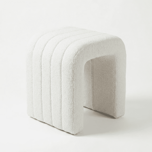 Aykah Tabouret Ottoman Rembourré à Arc, Design Arqué Courbé, Siège d'Accent Moderne, Banc de Chambre Moderne, Banc Rembourré pour le Pied du Lit (Chantilly)