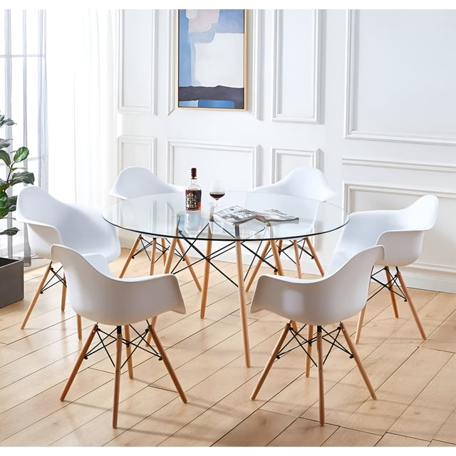 Heavenly Collection Table à Manger Transparente 32 Pouces avec Dessus en Verre Trempé Rond et Pattes en Bois Naturel, Entourée de six Chaises en Plastique Moulé Blanc avec Pattes en Bois et supports en Métal Noir, Ensemble dans une Salle à Manger Lumineuse avec Plancher de Bois Clair, Murs à Panneaux Blancs, une Plante en Pot et art Mural Abstrait, Présentant une Bouteille de Liqueur, un Verre de Vin et un Magasin Ouvert sur la Table, Convient aux Repas Quotidiens et aux Rassemblements Décontractés.