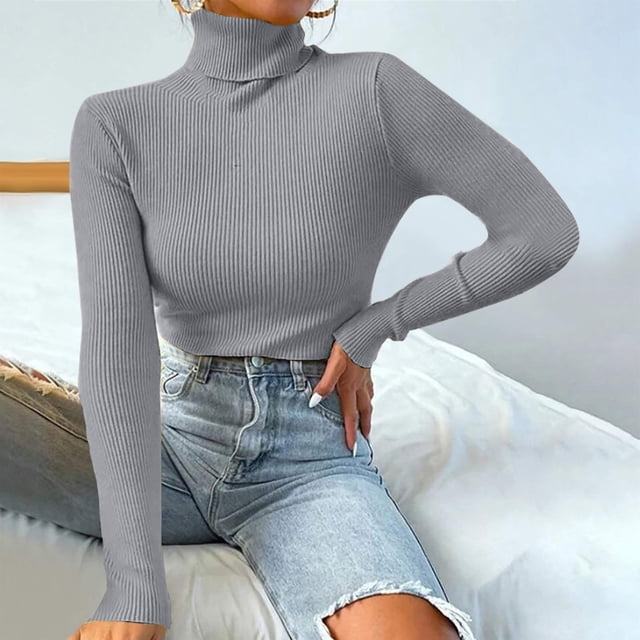 Aqestyerly Chandails à Col Montant pour Femmes, Mode, Femmes, Uni, Manches Longues, Chandail à Col Roulé Décontracté, Hauts en Gris. Ce Chandail à Col Roulé Côtelé Présente des Manches Longues et un design Ajusté, Style avec des shorts en denim Usés. Idéal pour une Tenue Décontractée, des Tenues d'Hiver et pour Superposer pendant les Saisons Plus Froides.