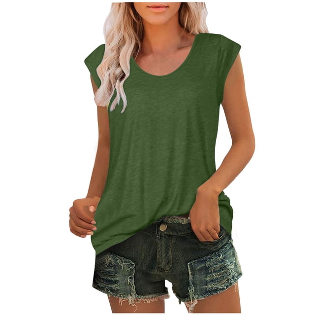 Timegard Camisole pour Femme à Encolure Dégagée avec Manches Courtes, Montrée de Couleur Verte. Fabriquée en Mélange de polyester et d'Élasthanne, Cette Très Grande Camisole Est Légère, Douce et Élastique, Offrant du Confort pour les occasions Décontractées Ou Sportives. le Modèle l'Agence avec des shorts en denim Usés, Mettant en Valeur Sa Polyvalence pour l'Été.