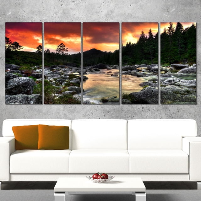 Design Art Rivière de Montagne Rocheuse au Coucher du Soleil Très Grand Art Mural Paysage Présentant une Impression sur Toile de Coton Enveloppée de Galerie à Cinq Panneaux d'Une Rivière Rocheuse Traversant une Forêt de Pins et un terrain de Montagne sous un Ciel de Coucher de Soleil orange Vif, Imprimée avec une Encre giclée Haute Résolution et Prête à Accrocher avec la Quincaillerie Incluse, Idéale pour Ajouter un Décor Naturel aux Murs de la Maison Ou du Bureau.