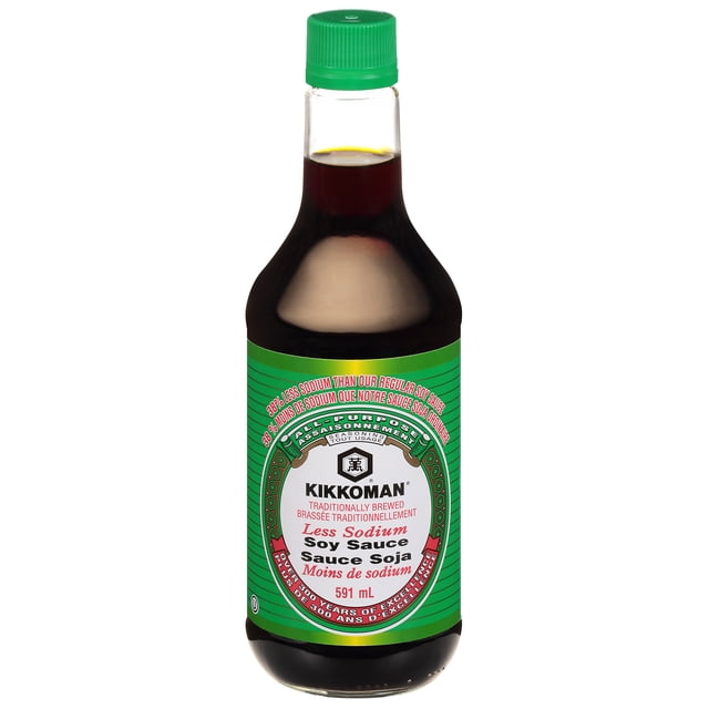Kikkoman Sauce Soya Légère Bouteille de 591 ml avec Capuchon Vert et Étiquette Indiquant 38 % Moins de sodium Que la Sauce Soya Ordinaire, Traditionnellement Infusée et Vieillie, Sans Colorants Artificiels Ni Agents de Conservation, Idéale pour Assaisonner les Sautés, les Soupes et les sauces Braisées dans la cuisine Thaïe et du Sud-Est Asiatique.