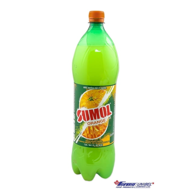 Sumol Boisson à l'Orange dans une Bouteille en Plastique Verte de 1,5 L avec un Bouchon à l'Orange, Étiquetée avec des Graphiques de Fruits à l'Orange et le Nom de Marque Sumol, un soda à l'Orange Légèrement Gazeux du Portugal Contenant 10 % de Jus et de Pulpe, Sans Colorants Ni Agents de Conservation, Souvent Utilisé comme Boisson Gazeuse Rafraîchissante Ou Mélangeur.