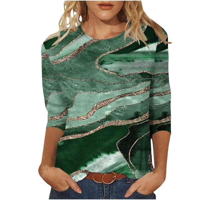 XZNGL Hauts à Manches 3/4 pour Femmes avec Encolure Ronde et Coupe Ample. la blouse Met en Valeur un Motif Imprimé Vert Vif et Abstrait avec des accents Métalliques, Offrant un Style Décontracté Mais Tendance. Fabriquée en imitation Coton, Elle Est Légère et Convient au Port Quotidien Ou à la Maison. le Modèle Porte le Haut Assorti à des jeans en denim, Soulignant Sa Polyvalence.