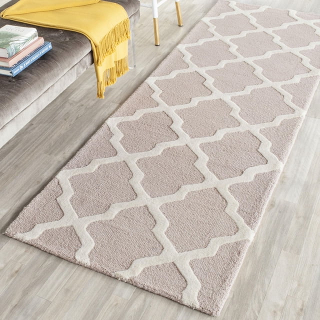 Safavieh Cambridge Liam Tapis Géométrique beige avec Motif de Treillis Géométrique Surélevé Blanc, Laine Tuftée à la Main avec Coupe Peluche et Poil Haut/bas en Boucle, sur Plancher de Bois Clair à Côté d'Un sofa en Velours Gris avec Jeté Jaune, Idéal pour Ajouter de la texture et un style Américain Moderne à la Maison Ou au Bureau.