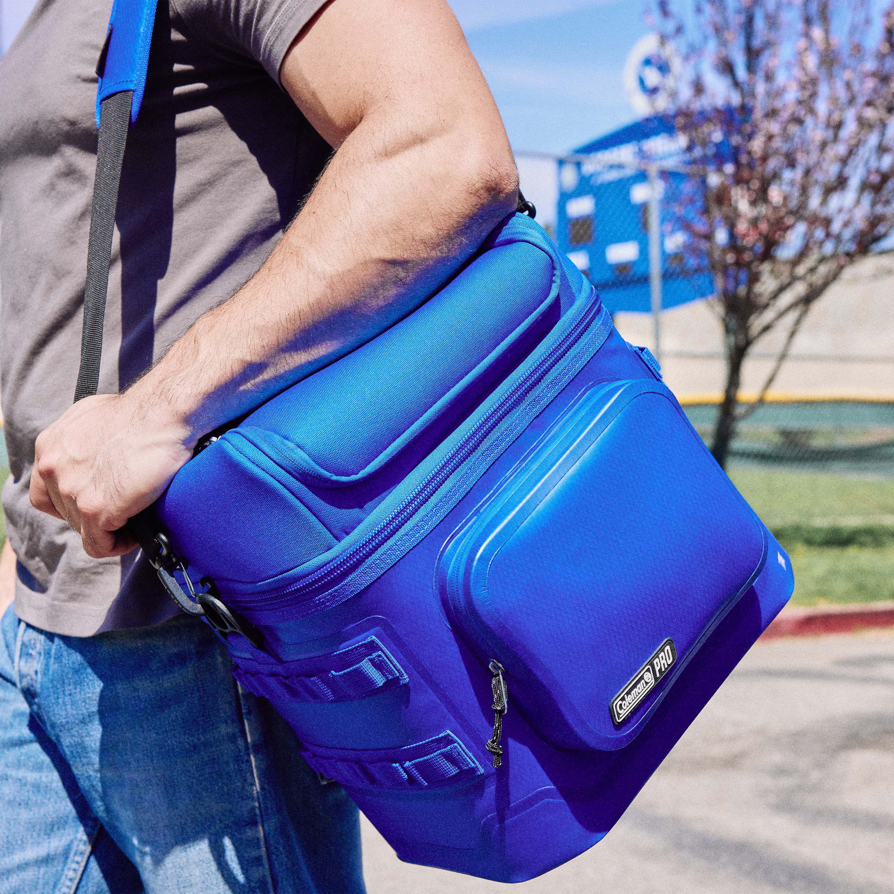 Coleman Pro 24 Can Premium Soft Cooler Lunchbox, 8.5 L (9 qt) Fully Insulated Lid & Body Stays Cold up to 35 Hours, Great for Camping, Parties, Sports, Concerts, Lunches & More