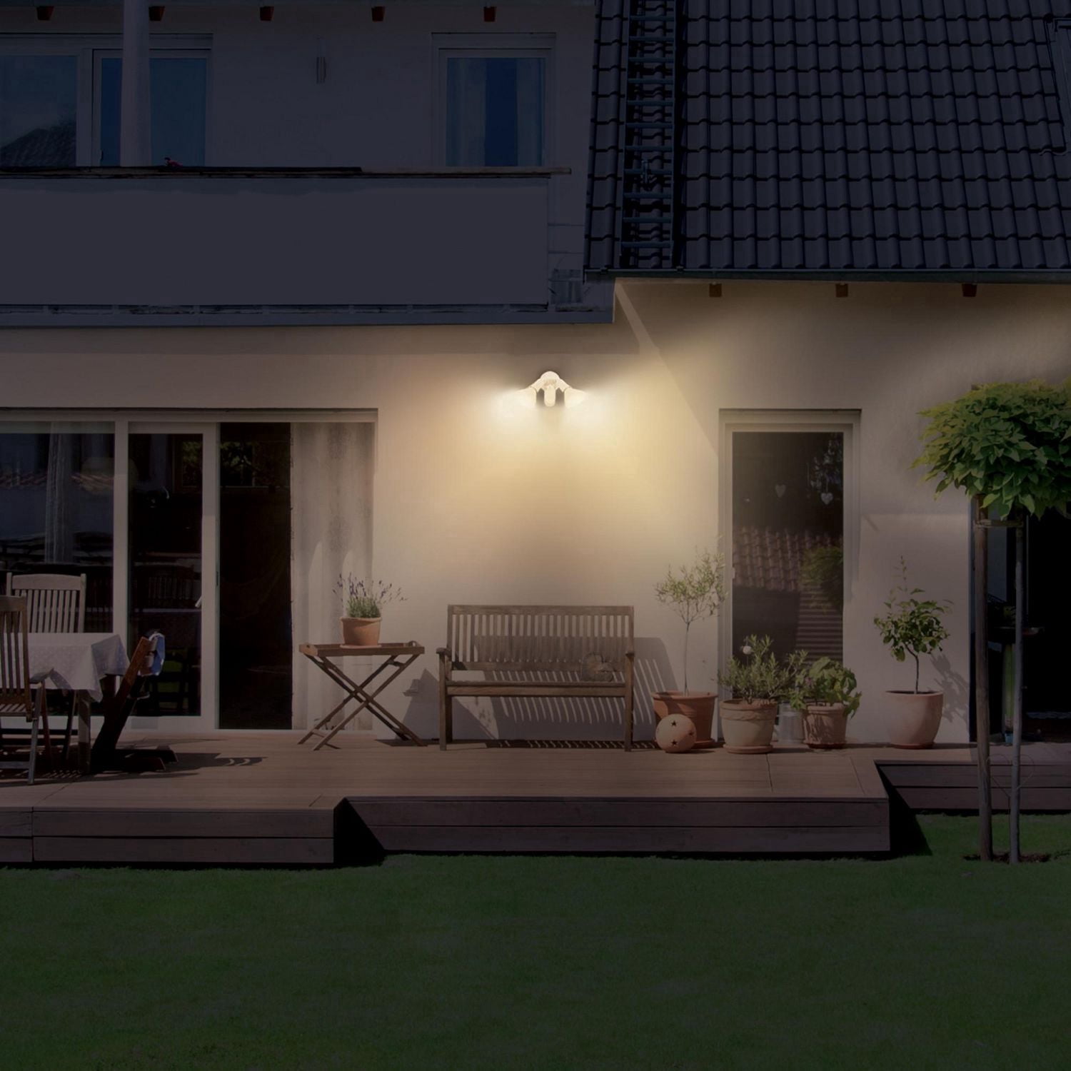 Globe Electric Lampe de sécurité double de 300 W résistante aux intempéries et avec détecteur de mouvement, fini blanc, zone de détection de 180° (79770)
