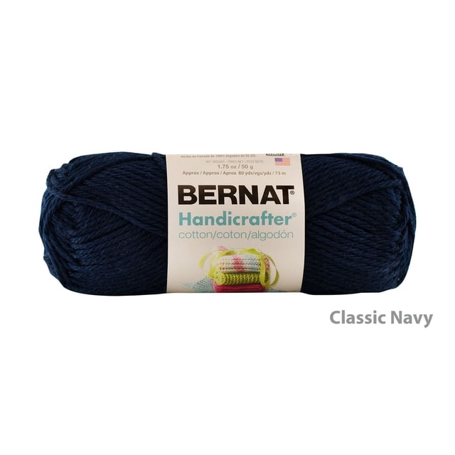 Bernat® Handicrafter® Fil, Coton #4 Moyen, 1,75 Oz/50 g, 80 Verges en Bleu Marine Classique, un Fil de Coton Cultivé aux É.-U. à 100 % de Poids Moyen, Idéal pour les Projets de Tricot et de crochet à la Maison et dans la Cuisine, Présenté comme un Écheveau compact avec une Étiquette Blanche Affichant la Marque et les Détails du Produit.