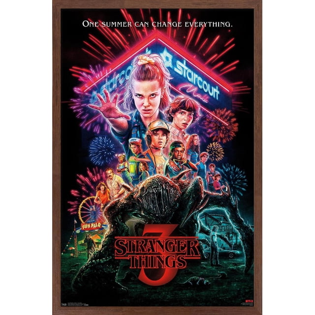 Netflix Stranger Things : Saison 3 - Affiche Murale d'Une Feuille, 22,375 Po x 34 Po, Représentant un collage de Personnages Principaux Orienté vers l'Avant avec une Enseigne Néon Starcourt Mall et des Feux d'Artifice en Arrière-Plan, un Grand Monstre au Premier Plan, et le logo Rouge Stranger Things 3 au Bas, Imprimée sur du Papier Lustré, Convient à la Déco Murale dans les Chambres Ou les Dortoirs.