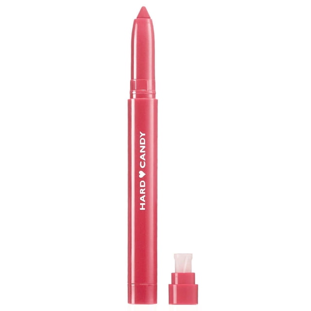 Hard Candy Lip Shine Collection Bâton de Brillant à Lèvres en Rose Vif avec une Pointe Pointue pour Sculpter et un Capuchon Enlevé Montrant l'Aiguiseur Intégré, Offrant une Hydratation Crémeuse et Lustrée et une Couleur Riche pour un Style de Lèvres Complet et Brillant.