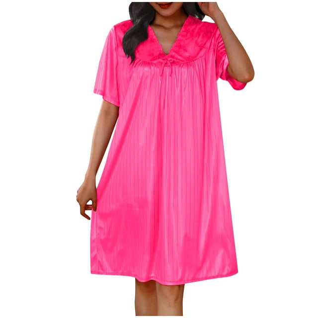 Timegard Robe de Nuit pour Femmes avec Col en V et Manches Courtes, Couleur Unie Rose Vibrante. Cette Robe de Maison Décontractée et Ample, Longueur Genou, avec Encolure Classique et Ourlet Doublé. Fabriquée en Tissu Léger, Respirant et Élastique, Offre du Confort pour Dormir Ou Se Détendre à la Maison. la Robe Est Présentée sur un Modèle sur Fond Blanc.