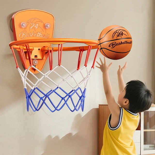 Offre du Jour! Panier de Basketball Intérieur pour Enfants à Ventouse Sans Perçage, Fixé au Mur avec Trois Ventouses. le Panier orange, en Plastique durable, Présente un Filet Rouge, Blanc et Bleu et Convient aux Ballons de Basketball Taille 5. Idéal pour le Divertissement de Basketball Intérieur dans les Chambres, les Bureaux Ou les Dortoirs. un Enfant Portant un Maillot Jaune Joue Activement avec le Panier.