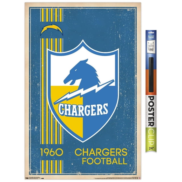 NFL Los Angeles Chargers - Affiche Murale Logo Rétro 17, 22,375 Po x 34 Po Présentant un Bouclier Bleu et Jaune vintage avec une Tête de Cheval et un Éclair, le Texte Blanc « Chargers' » et « 1960 Chargers FOOTBALL » sur un Fond Bleu Vieilli, Imprimée sur Papier Lustré, Convient à l'Art Mural et au décor Sportif.