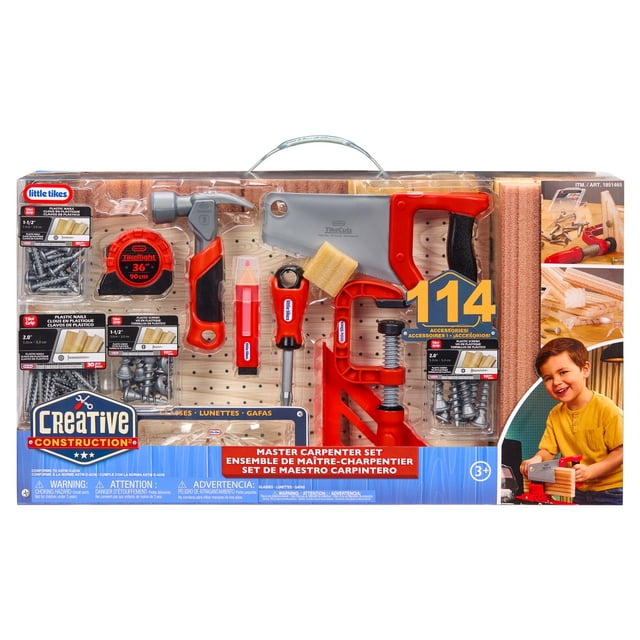 Little Tikes Ensemble Créatif de Charpentier Maître de Construction Comprenant 114 Accessoires Réalistes, Incluant des Pièces en Bois de Mousse, un Marteau, une Scie, un Tournevis, des Lunettes de Sécurité, un Ruban à Mesurer et Plus. Conçu pour les Enfants de 3 Ans et Plus, Cet Ensemble de Jeu Encourage le Jeu de Rôle Imaginatif et Enseigne des Habiletés de Construction de Base. l'Emballage Met en Valeur les Outils et Accessoires Bien Disposés sur un Fond de Style Panneau Perforé.